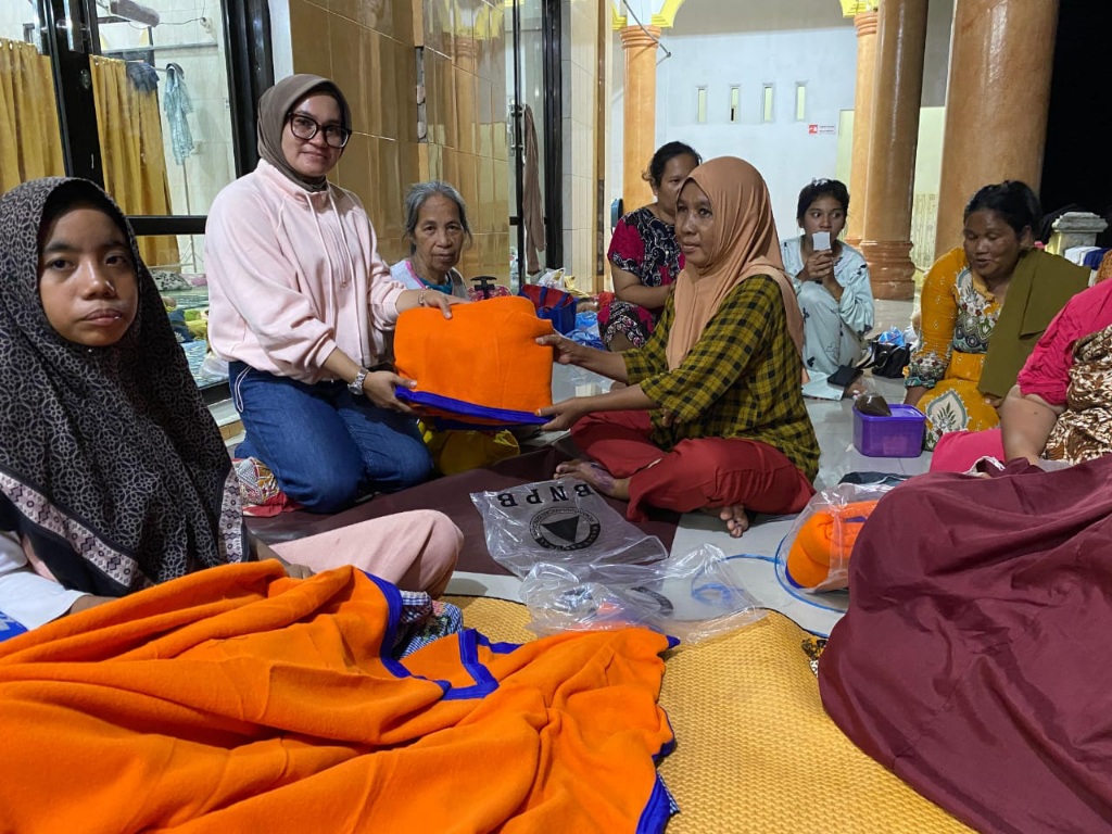 Camat Tanjung Beringin Terobos Banjir Antar Selimut ke Pengungsi