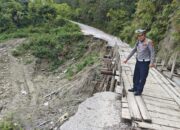 Sat Lantas Polres Samosir Survei Jalan Longsor, Imbau Masyarakat Tetap Waspada