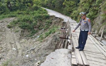 Sat Lantas Polres Samosir Survei Jalan Longsor, Imbau Masyarakat Tetap Waspada