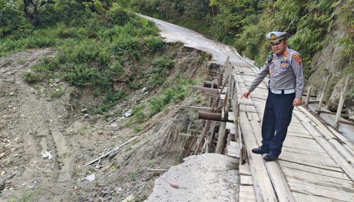 Sat Lantas Polres Samosir Survei Jalan Longsor, Imbau Masyarakat Tetap Waspada