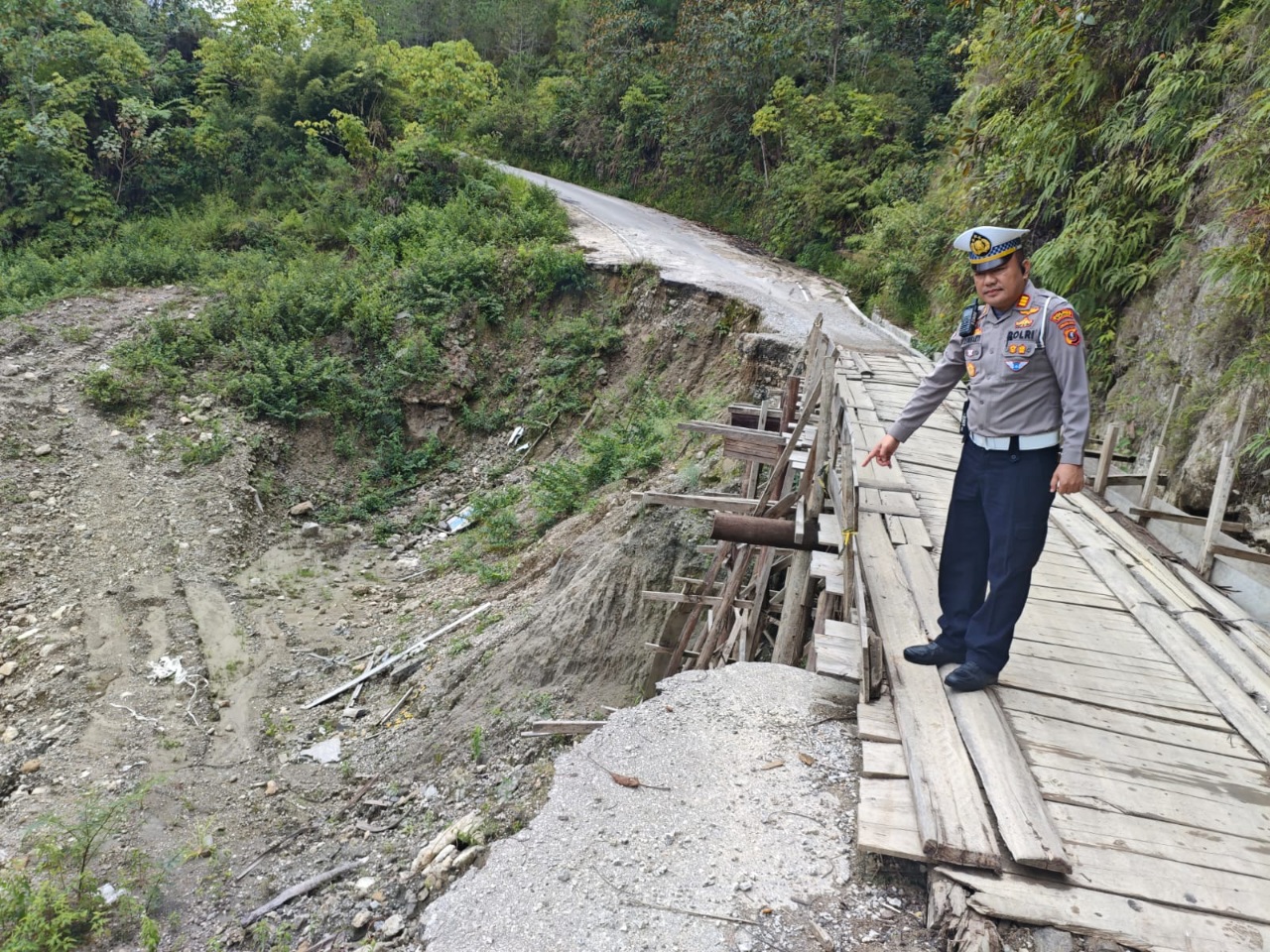 Sat Lantas Polres Samosir Survei Jalan Longsor, Imbau Masyarakat Tetap Waspada