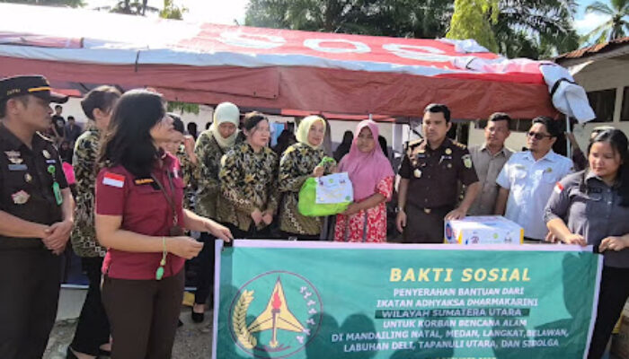 Kejati Sumut Salurkan Bantuan Kemanusiaan, Korban Bencana Dan Pegawai Terdampak Di Mandailing Natal