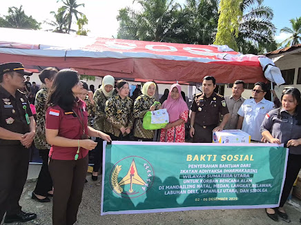 Kejati Sumut Salurkan Bantuan Kemanusiaan, Korban Bencana Dan Pegawai Terdampak Di Mandailing Natal