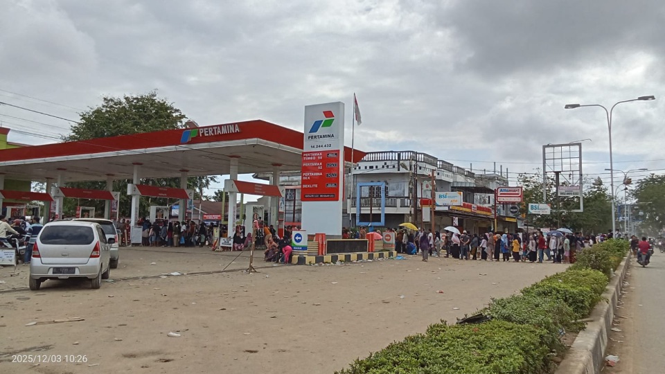 Peluh Warga Langsa Antre Demi BBM Dan LPG