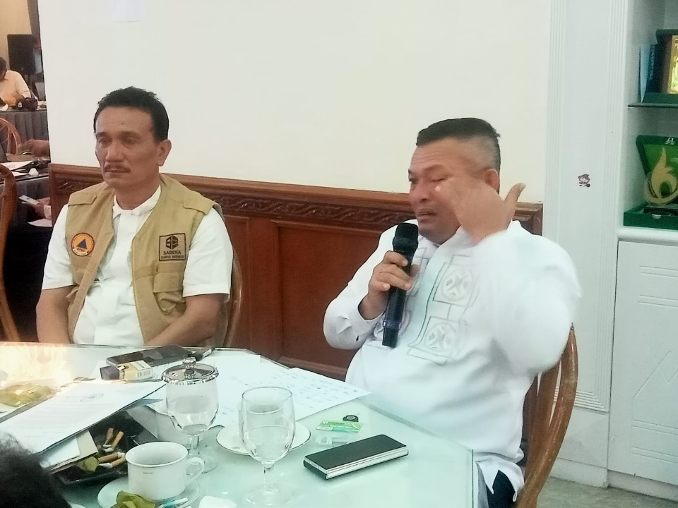 Tangis Bupati Tak Mampu Menyeka Airmata Korban Banjir