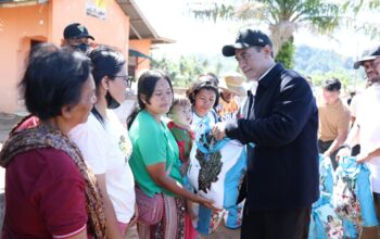 Kepala Badan Pangan Nasional (Bapanas) sekaligus Menteri Pertanian, Andi Amran Sulaiman, Rabu (3/12/2025), turun langsung meninjau lokasi terdampak di Tapanuli Tengah dan memastikan stok cadangan pangan pemerintah (CPP) untuk bantuan pangan diperkuat hingga tiga kali lipat dari kebutuhan saat ini, demi menjamin tidak ada satu pun warga yang kekurangan pangan.
