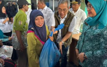 Direktur Keuangan Perum Bulog Hendra Susanto menyalurkan bantuan pangan (banpang) di Kecamatan Belawan, Kota Medan.