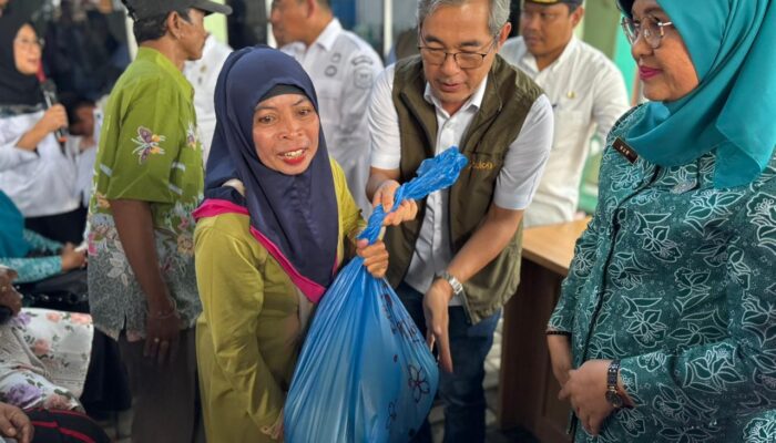Direktur Keuangan Bulog Tinjau Penyaluran Banpang Di Belawan