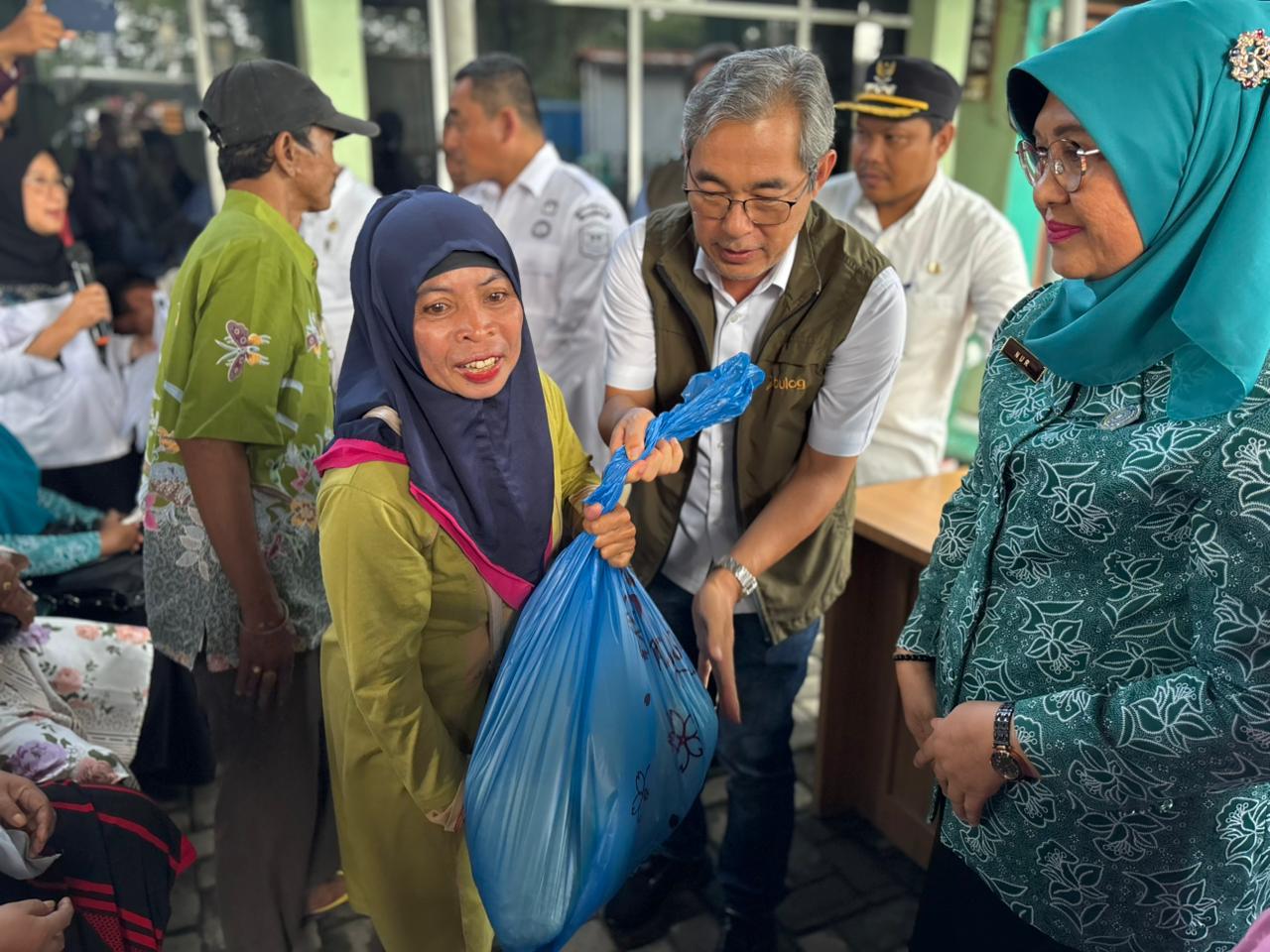 Direktur Keuangan Bulog Tinjau Penyaluran Banpang Di Belawan