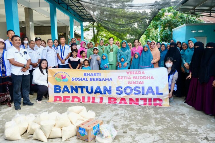 Utusan Presiden Dan TP PKK Kota Binjai Serahkan Bantuan Untuk Warga Terdampak Banjir