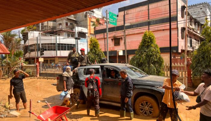 Terobos Kemacetan Dan Kekurangan BBM, Tim Telkom-Bea Cukau Buka Akses Internet Aceh Tamiang