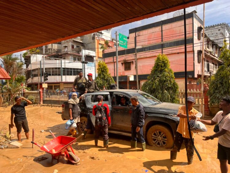 Terobos Kemacetan Dan Kekurangan BBM, Tim Telkom-Bea Cukau Buka Akses Internet Aceh Tamiang