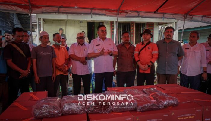 Bupati Agara Salurkan Logistik Ke Posko Pengungsian