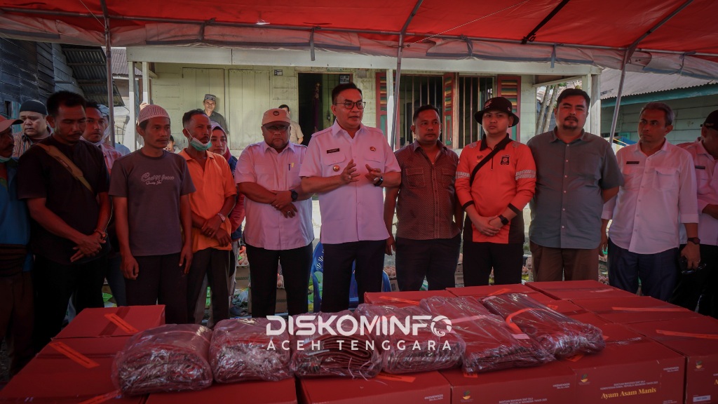 Bupati Agara Salurkan Logistik Ke Posko Pengungsian