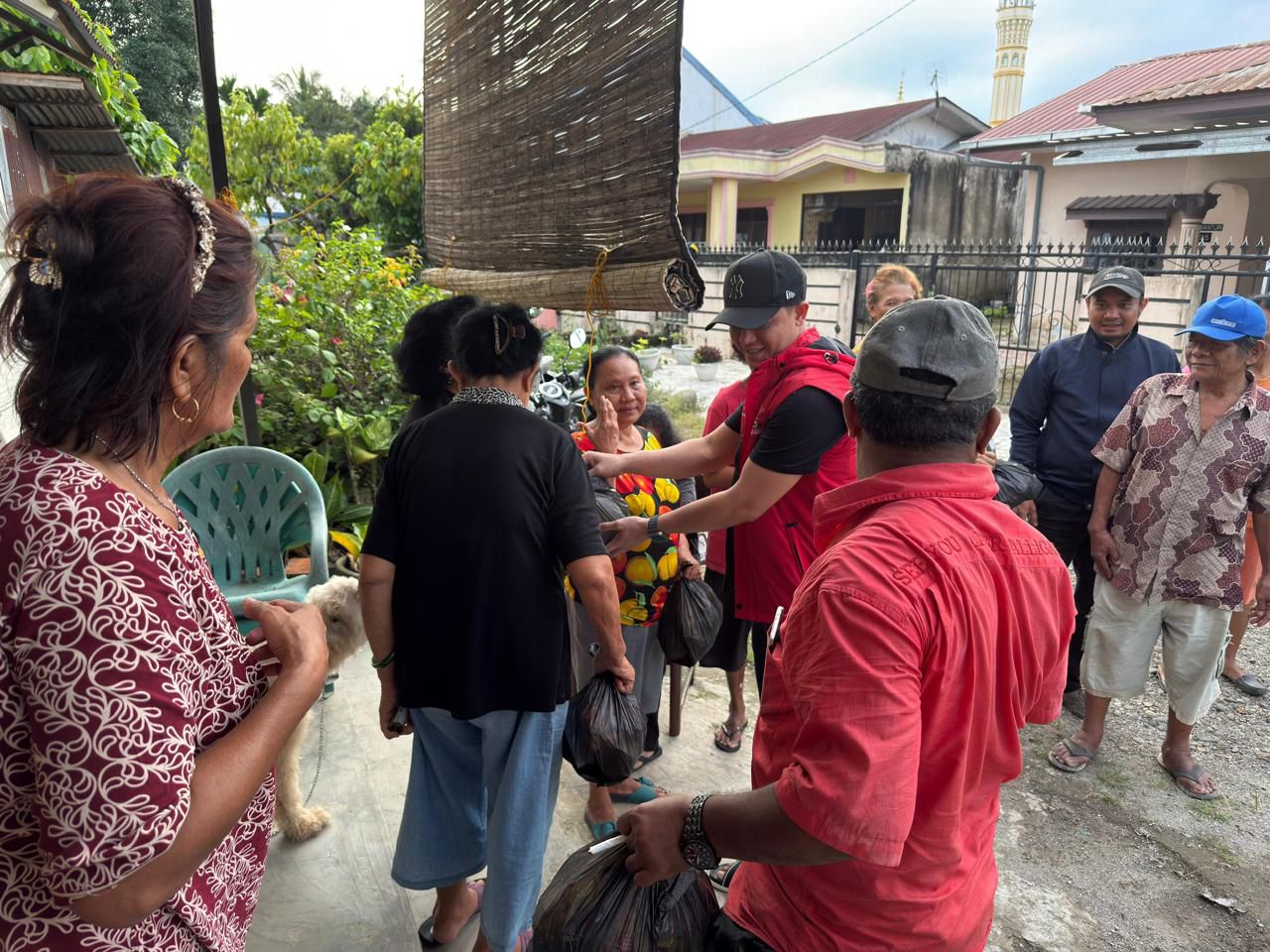 David Roni Salurkan Sembako Dan Air Bersih Untuk Warga Terdampak Banjir Di Medan Denai