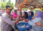 Kapolres Dan Ketua Bhayangkari Madina Bantu Korban Banjir Di Muara Batang Angkola