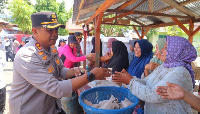 Kapolres Dan Ketua Bhayangkari Madina Bantu Korban Banjir Di Muara Batang Angkola
