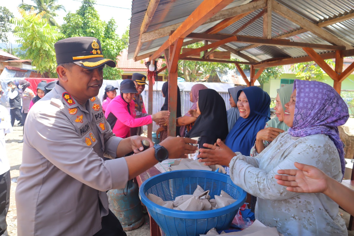 Kapolres Dan Ketua Bhayangkari Madina Bantu Korban Banjir Di Muara Batang Angkola