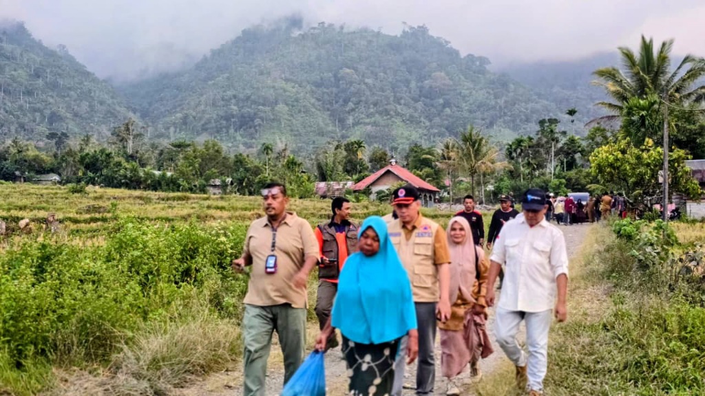 Wartawan Pidie, Melawan Maut Di Tengah Bencana