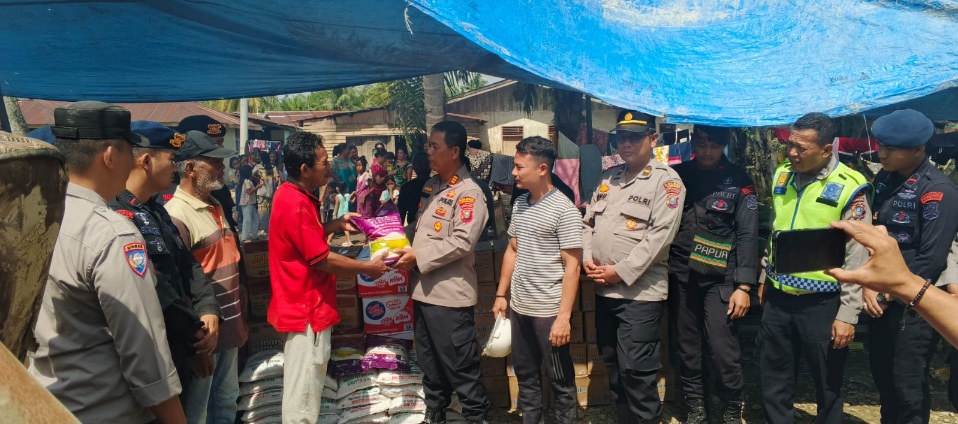 Kapolres Langkat Distribusikan Bantuan Kemanusiaan Korban Banjir Besitang