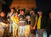 Mualem Terobos Aceh Tamiang Antar Bantuan Tengah Malam