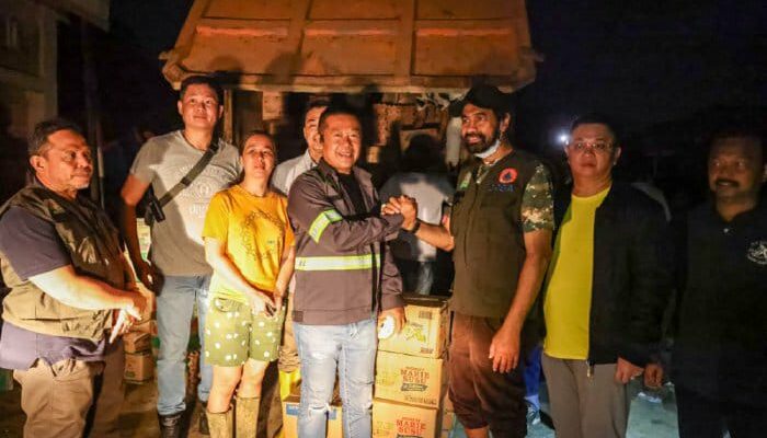 Mualem Terobos Aceh Tamiang Antar Bantuan Tengah Malam