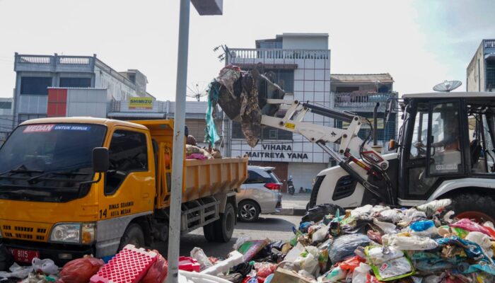 Rico Waas: Medan Barat Harus Bersih Malam Ini, Jangan Ada Lagi Tumpukan Sampah Di Jalan Tengah Kota Dan Protokol
