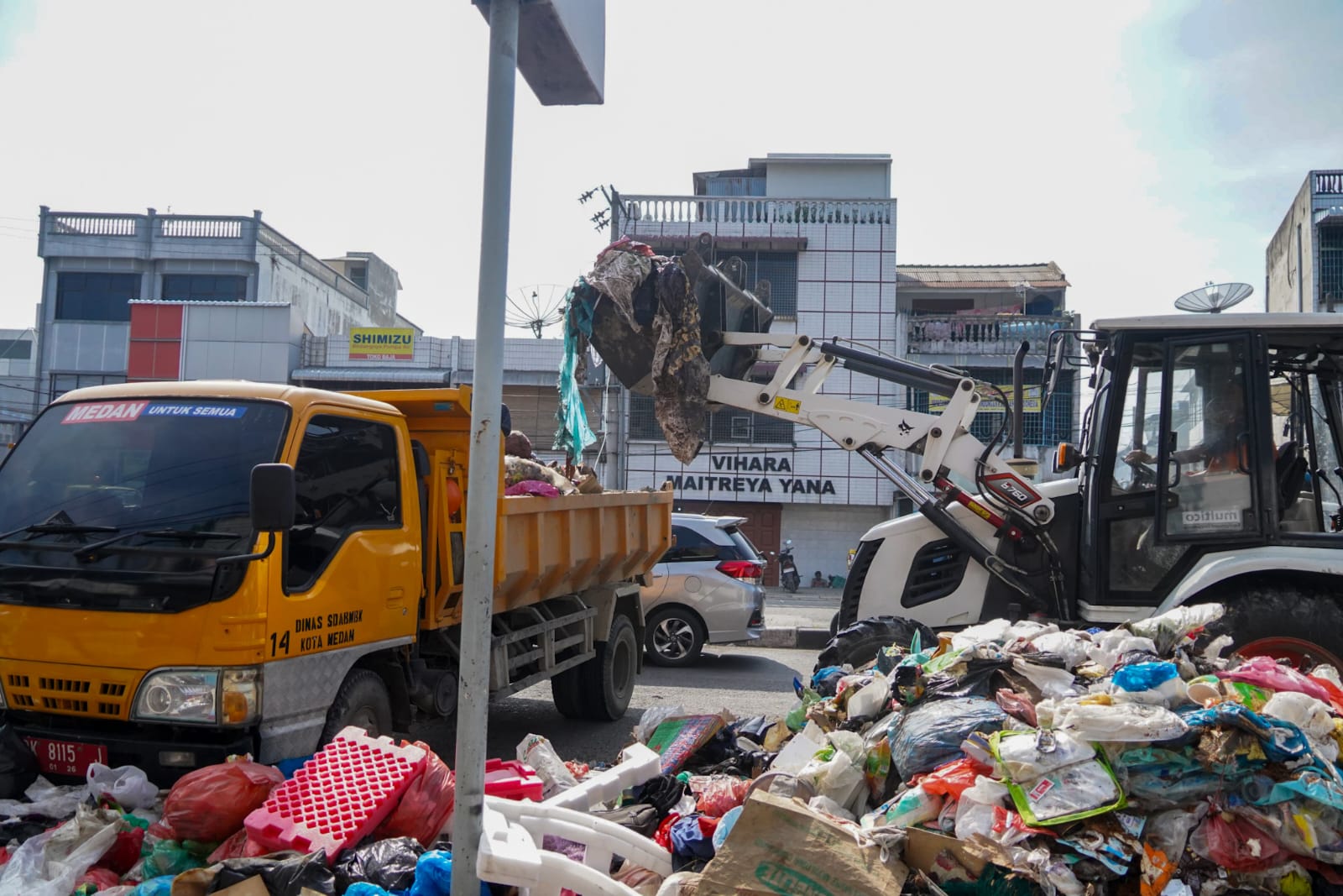 Rico Waas: Medan Barat Harus Bersih Malam Ini, Jangan Ada Lagi Tumpukan Sampah Di Jalan Tengah Kota Dan Protokol