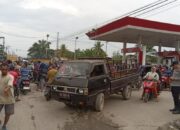 Antrean BBM Padati SPBU Sampai Menutup Ruas Jalinsum