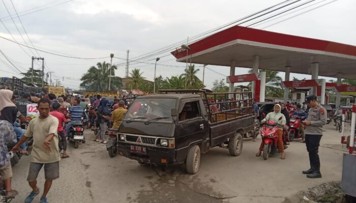 Antrean BBM Padati SPBU Sampai Menutup Ruas Jalinsum