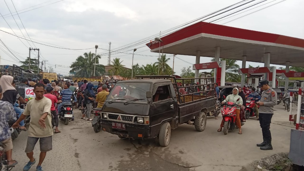 Antrean BBM Padati SPBU Sampai Menutup Ruas Jalinsum