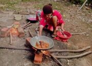 Usai Banjir, Gas Elpiji Menghilang, Warga Pidie Memasak Dengan Kayu