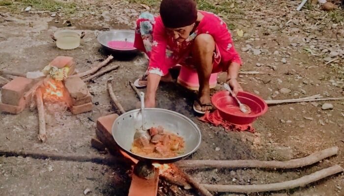 Usai Banjir, Gas Elpiji Menghilang, Warga Pidie Memasak Dengan Kayu