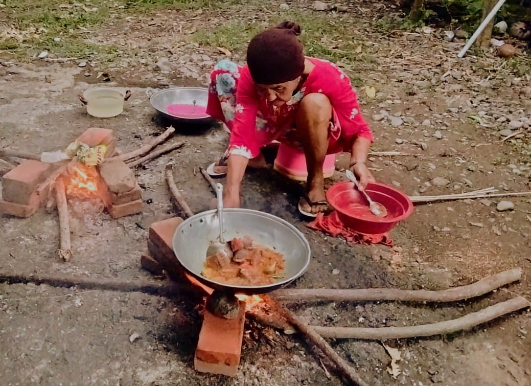 Usai Banjir, Gas Elpiji Menghilang, Warga Pidie Memasak Dengan Kayu