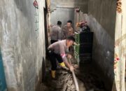 Polres Aceh Tenggara Bersama Warga Bersihkan Lumpur Pascabanjir