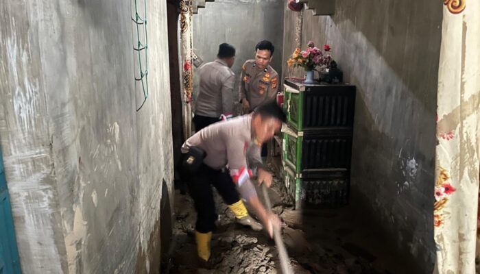 Polres Aceh Tenggara Bersama Warga Bersihkan Lumpur Pascabanjir