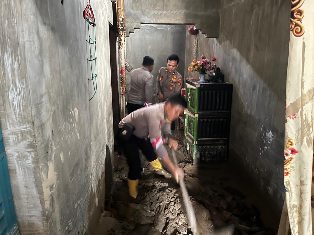 Polres Aceh Tenggara Bersama Warga Bersihkan Lumpur Pascabanjir