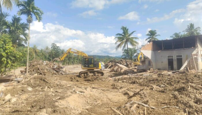 PT SRL Dan PT SSL Kerahkan Ekskavator Normalisasi Batang Toru