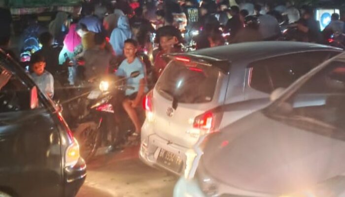 Antrean BBM Timbulkan Kemacetan Parah Di Jalinsum Medan-Aceh Wilayah Besitang