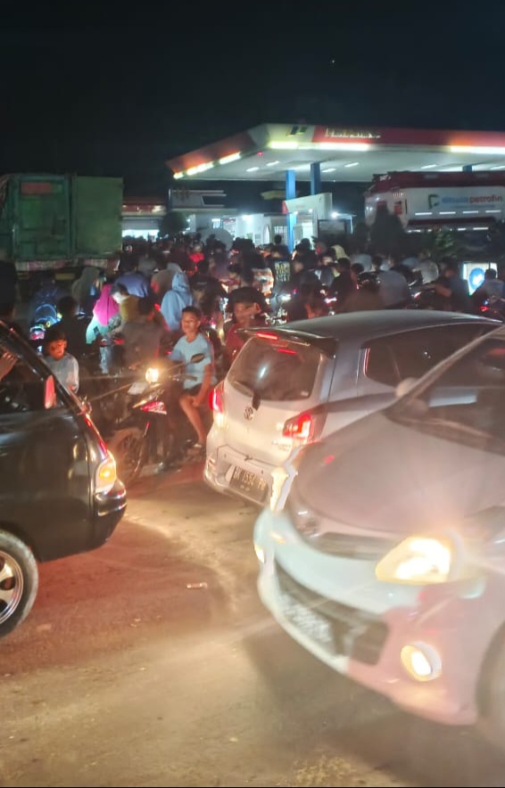 Antrean BBM Timbulkan Kemacetan Parah Di Jalinsum Medan-Aceh Wilayah Besitang