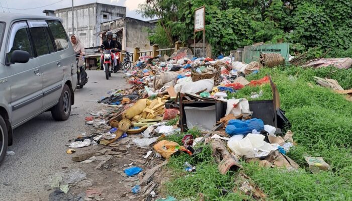 Lebih Seminggu, Sampah Banjir Tak Terangkut