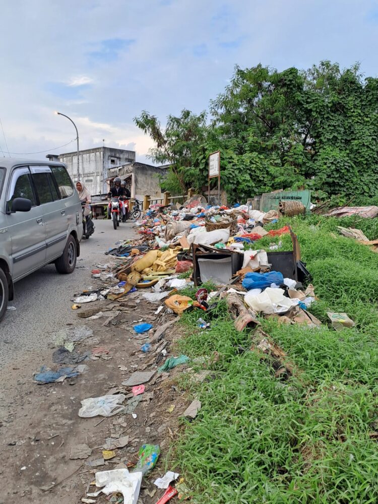 Lebih Seminggu, Sampah Banjir Tak Terangkut