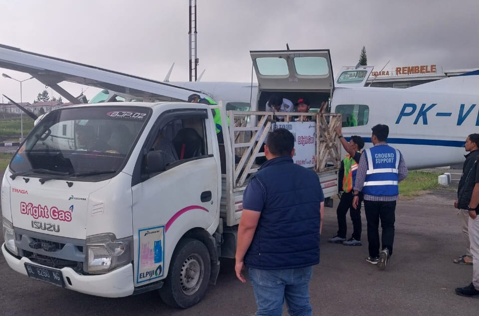 Pertamina Salurkan BBM Menggunakan Pesawat Perintis Ke Wilayah Terdampak Bencana