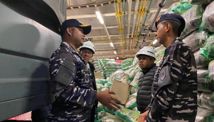 KRI Dr. Radjiman Wedyodiningrat–992 Tiba Di Pelabuhan Sibolga, Bawa Bantuan Kemanusiaan Korban Banjir Dan Longsor
