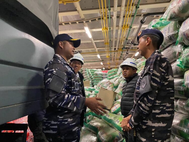 KRI Dr. Radjiman Wedyodiningrat–992 Tiba Di Pelabuhan Sibolga, Bawa Bantuan Kemanusiaan Korban Banjir Dan Longsor