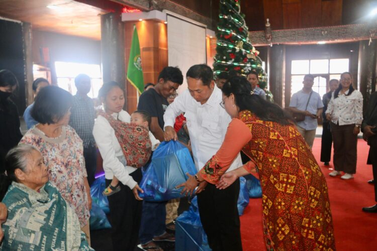 Pemkab Taput Doa Bersama Dan Serahkan Bantuan Kepada Warga Terdampak Bencana