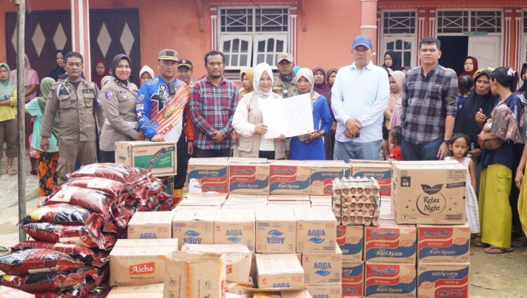 Bawa Bantuan, Tiorita Temui Korban Banjir di Wilayah Perbatasan Sumut-Aceh Desa Salahaji