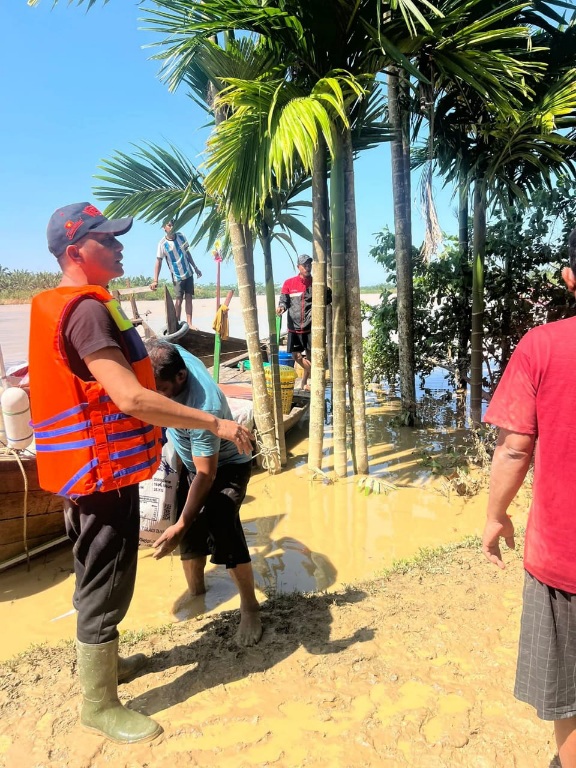 Jamil Hasan Politisi PAN: Di Tengah Banjir Tetap Fokus Berikan Semangat Warga Seruway