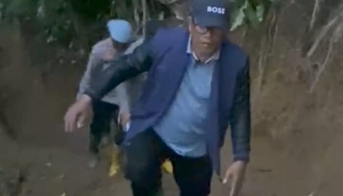 Anggota DPR RI Muslim Ayub Terobos Hutan, Temui Korban Banjir Agara