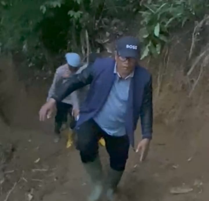 Anggota DPR RI Muslim Ayub Terobos Hutan, Temui Korban Banjir Agara